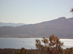 湖畔远山景 绿意点缀