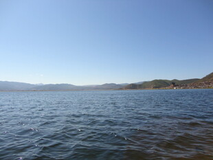 宁静湖面与远处山峦景色