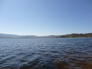 宁静湖景 水波蓝天远山