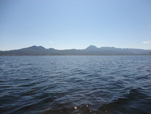 湖畔远山 碧波蓝天之景