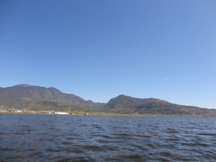 湖畔青山蓝天美景