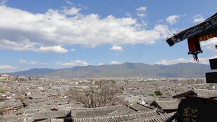 俯瞰城市与远山美景