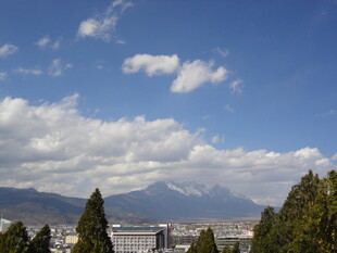 蓝天白云下的远山与建筑