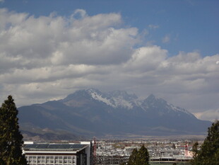 远眺雪山下的城市风光