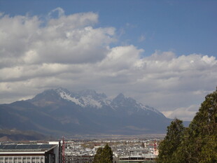 远眺雪山与城市景观