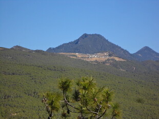 青山之上的巍峨山峰