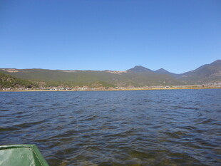 湖光山色中的静谧水域