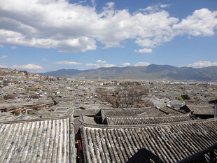 俯瞰古城屋顶与远山景色