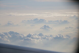 机窗视角下的云端美景
