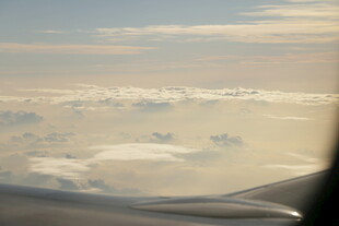 机窗外的云海美景
