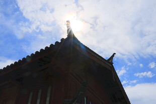 教堂尖顶与蓝天白云