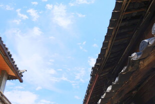 古屋檐下的蓝天景致