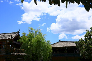 古建风光 蓝天白云绿树相伴