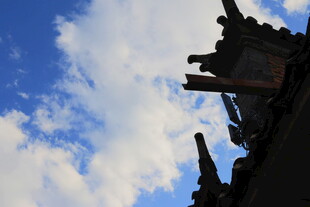 古建檐角与蓝天白云