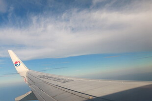 飞机机翼与天际美景