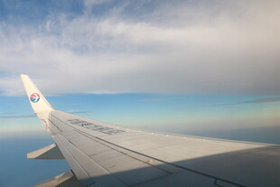 飞机机翼上的天空美景