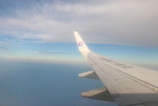 飞机机翼与天际美景