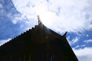 屋顶剪影映于蓝天日光下