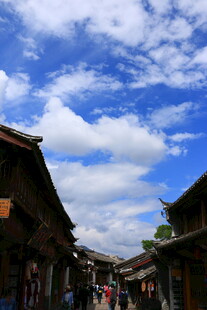 古街风貌 蓝天白云下的建筑