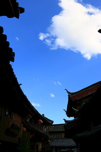 古巷蓝天古建筑美景