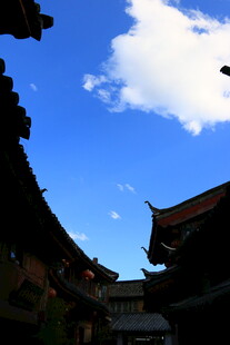 古建屋檐下的蓝天白云