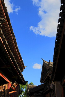 古建屋檐下的蓝天景致