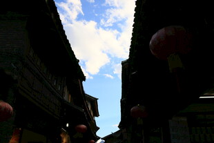 古街屋檐下的蓝天白云