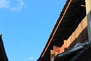 传统民居屋檐与蓝天