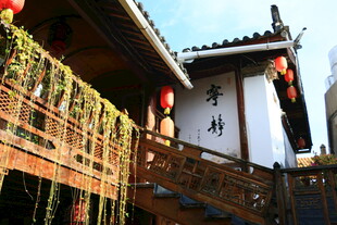 古雅中式建筑 红灯笼点缀