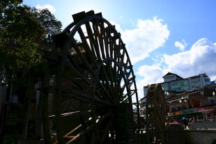 古老水车屹立于户外景观