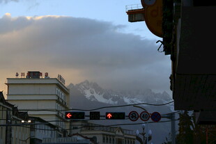 城市街景中的远山与交通灯