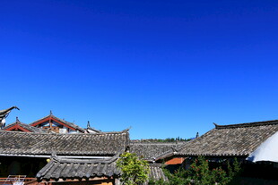 古村落屋顶与蓝天景致