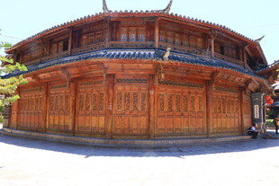 传统中式圆形木质古建筑