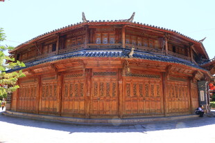 传统中式木质古建筑外观