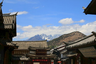 古街远眺雪山美景