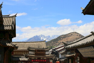 古街远眺雪山美景