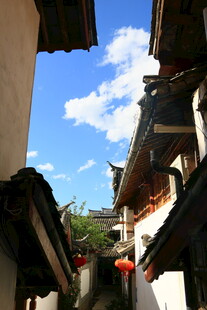 古巷屋顶下的蓝天景致