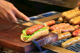 美味烤肠制作现场