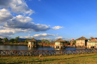 湖畔美景 屋舍与蓝天相映
