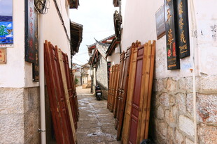 古巷中排列的木质物品