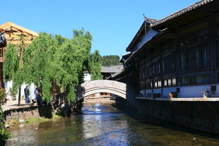 古桥流水旁的中式建筑