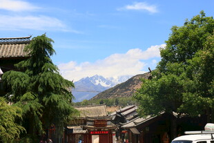 古村风光与远处雪山