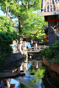 日式庭院中的石桥与游人