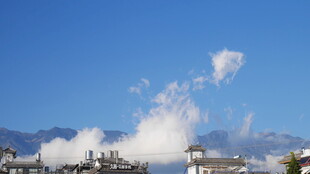 蓝天白云下的城镇远景