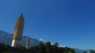 巍峨古塔映蓝天