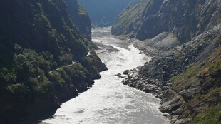 峡谷间奔腾的湍急河流