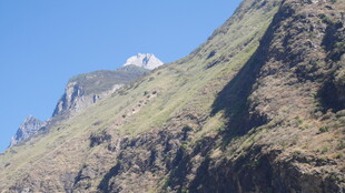 高山之巅的白色建筑