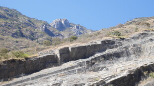 山间壮观石灰华地貌景观