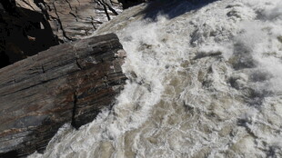 湍急河流中的白色浪花