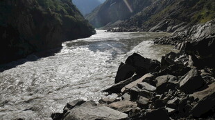 湍急河流穿峡谷